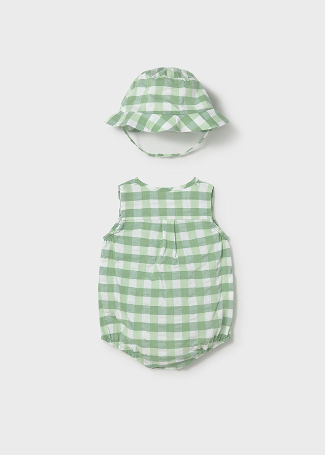 Conjunto bebé con pelele y gorro a juego.