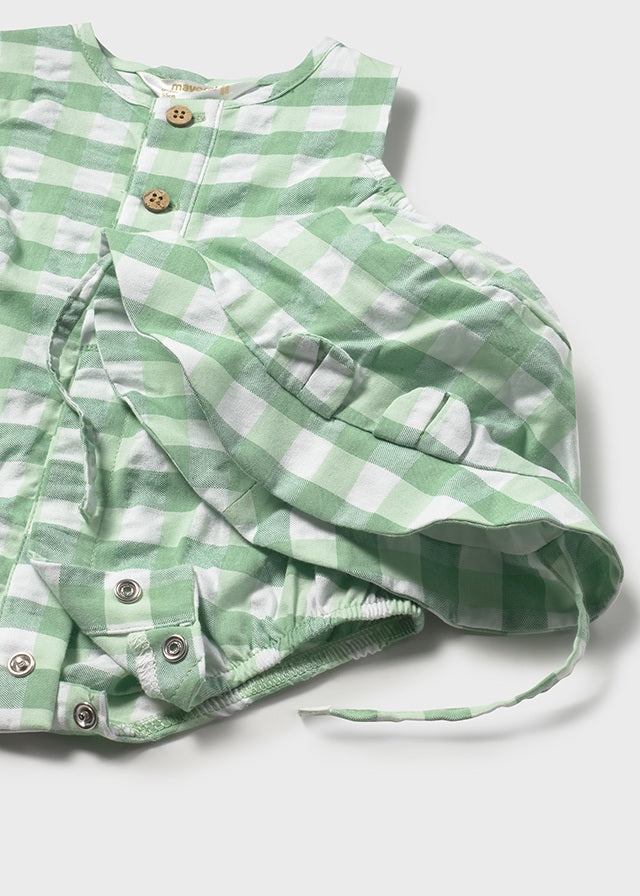 Conjunto bebé con pelele y gorro a juego.