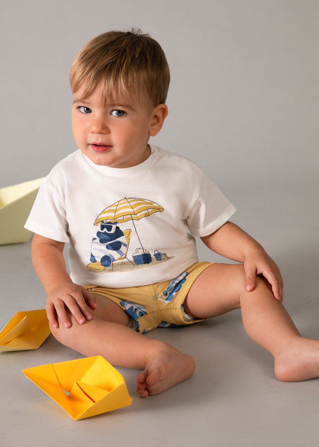 Conjunto bebé camiseta y bañador.