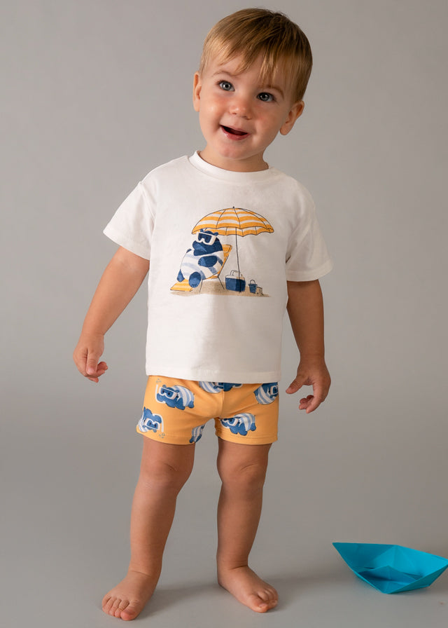 Conjunto bebé camiseta y bañador.