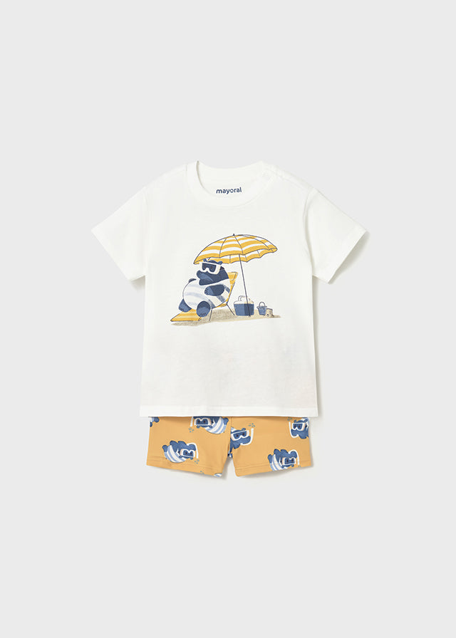 Conjunto bebé camiseta y bañador.