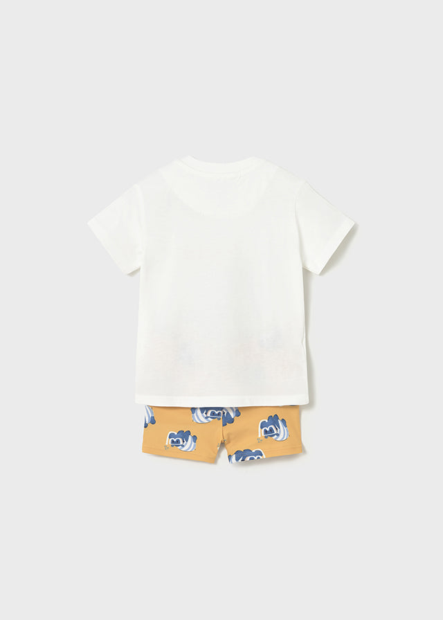 Conjunto bebé camiseta y bañador.