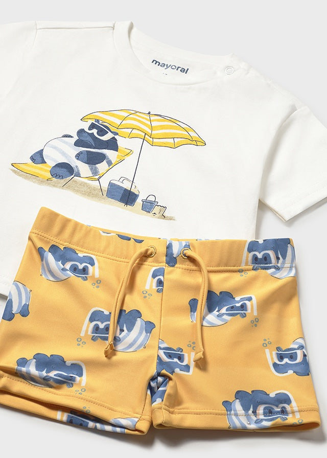 Conjunto bebé camiseta y bañador.