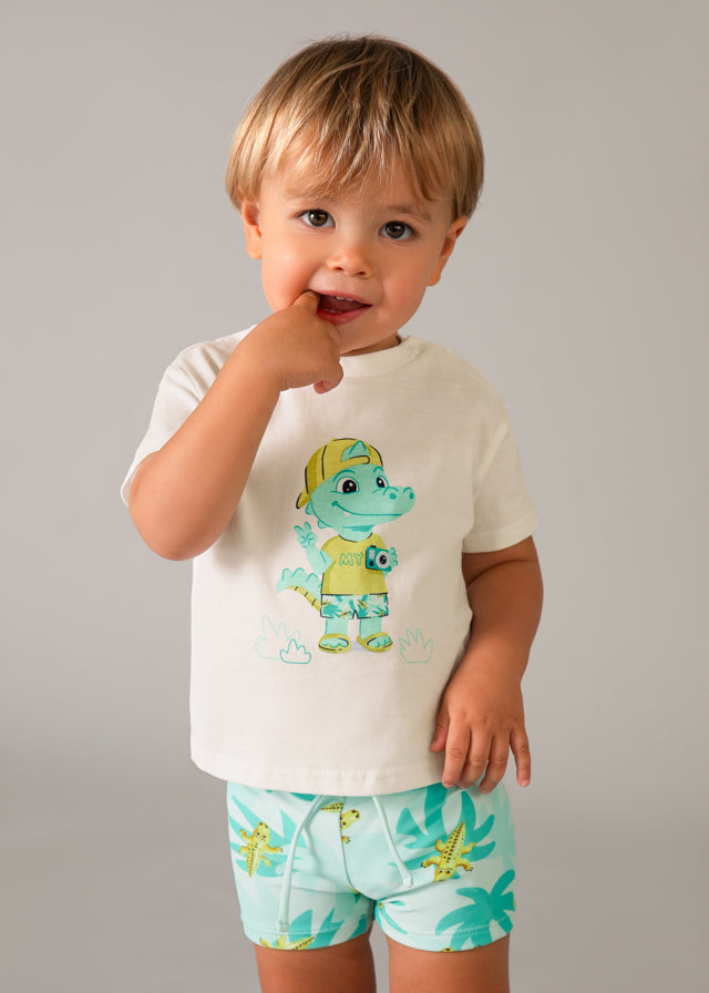 Conjunto bebé camiseta y bañador.