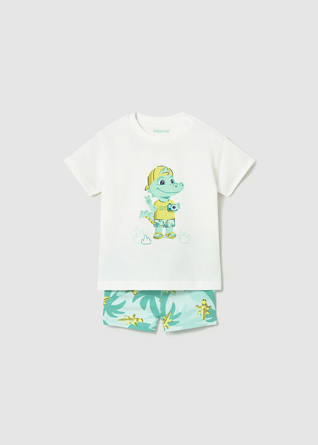 Conjunto bebé camiseta y bañador.