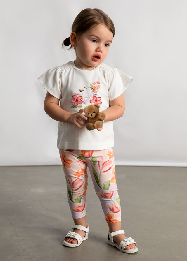 Conjunto legging y camiseta floral.
