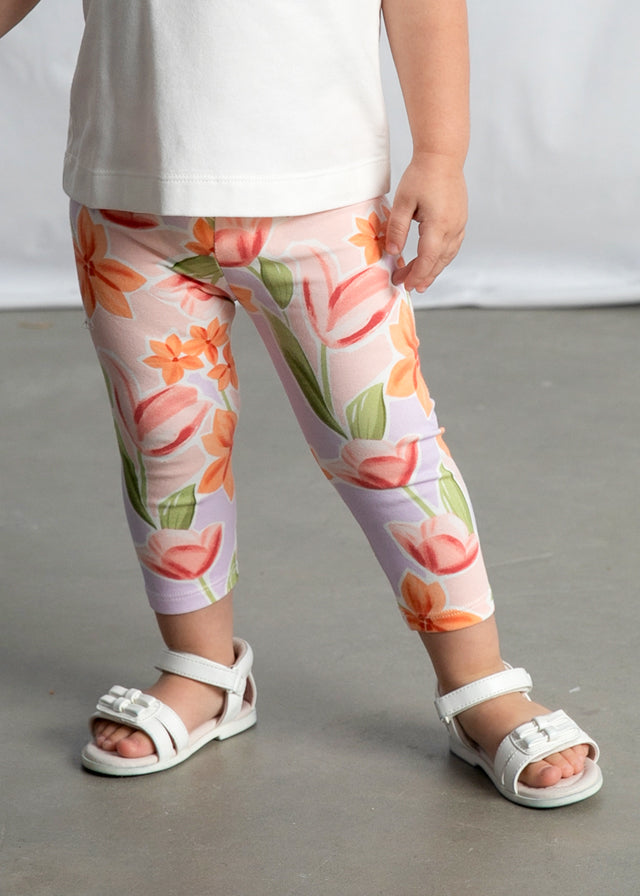 Conjunto legging y camiseta floral.
