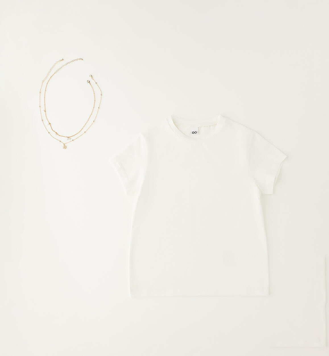 Camiseta básica con collares