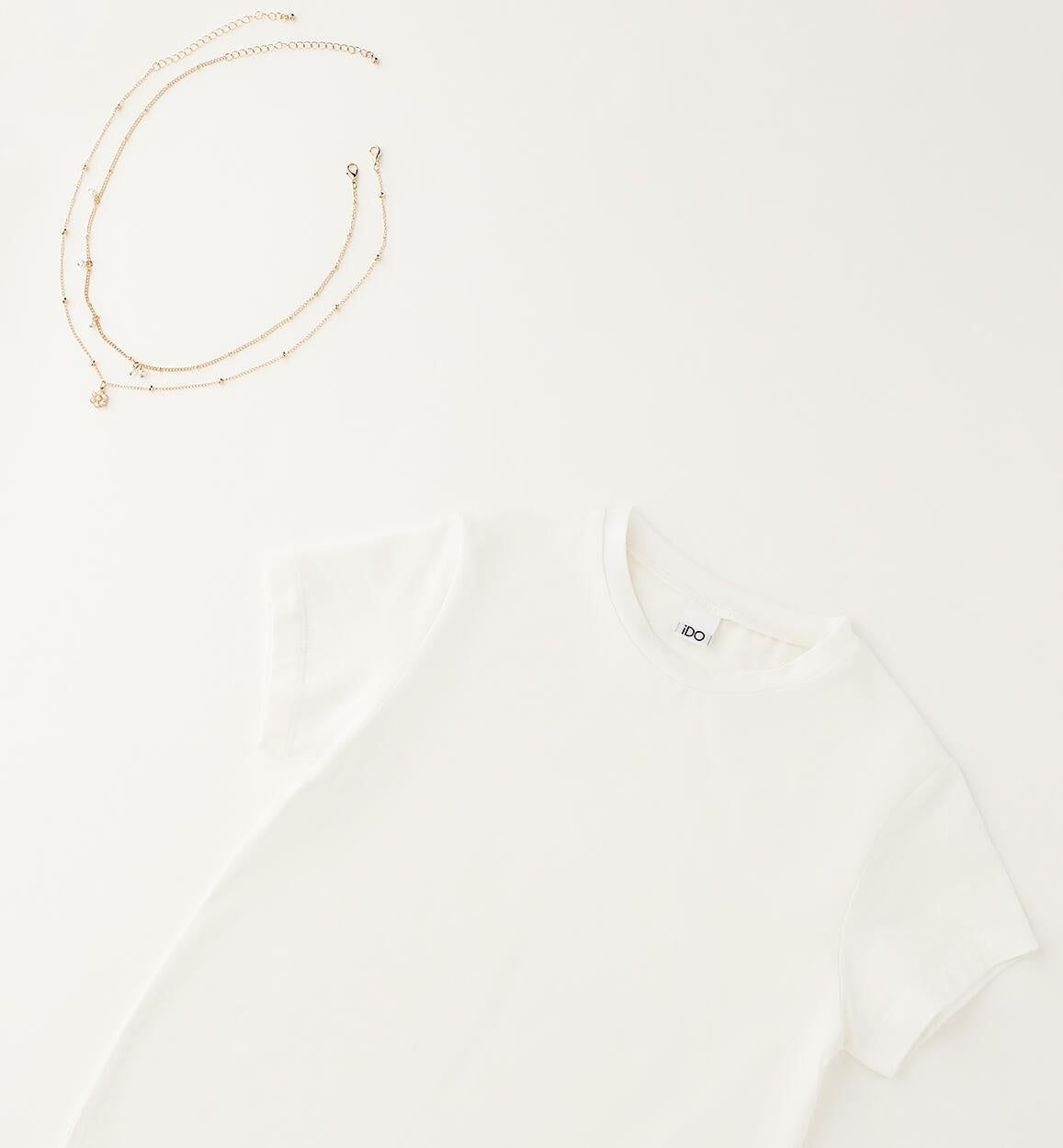 Camiseta básica con collares