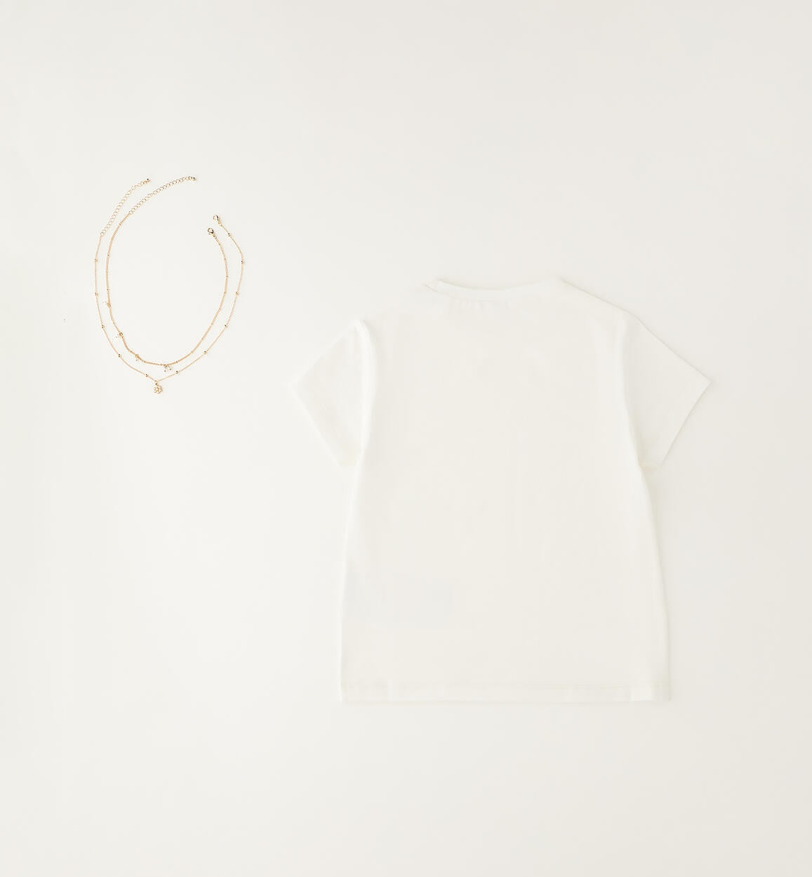 Camiseta básica con collares