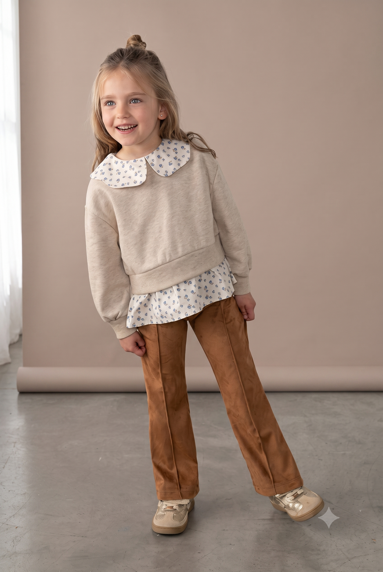 Conjunto leggings antelina y sudadera  cuello y bajo de camisa niña.