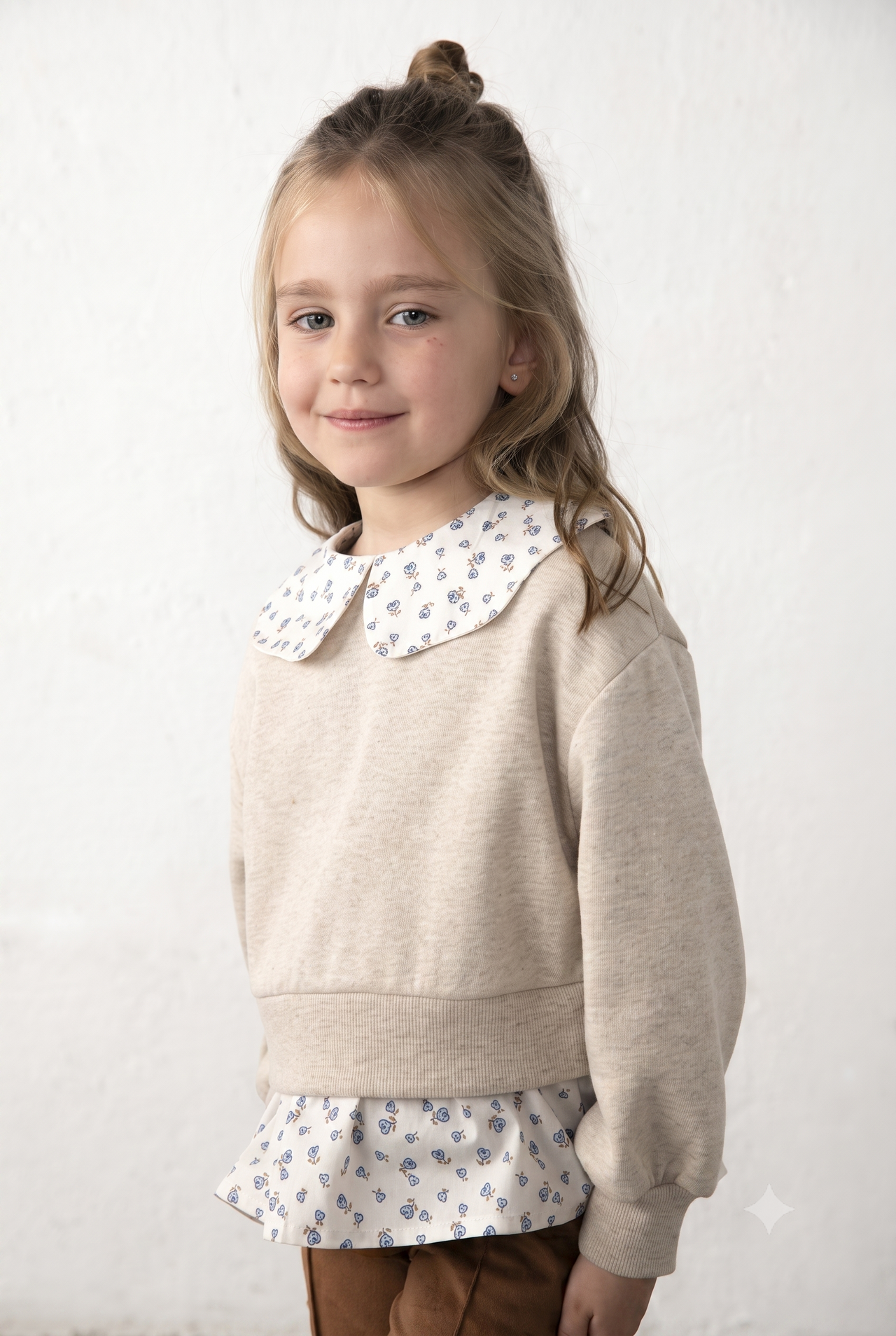 Conjunto leggings antelina y sudadera  cuello y bajo de camisa niña.