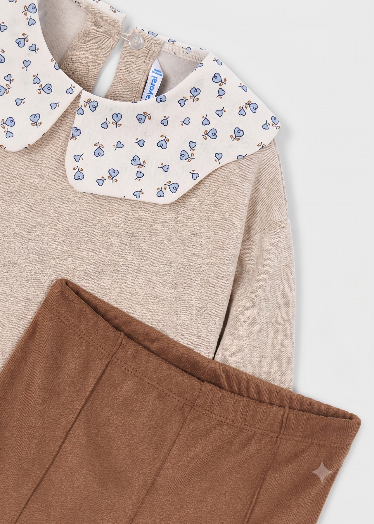 Conjunto leggings antelina y sudadera  cuello y bajo de camisa niña.