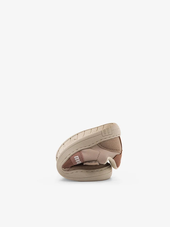 Zapatilla deportiva un velcro niña