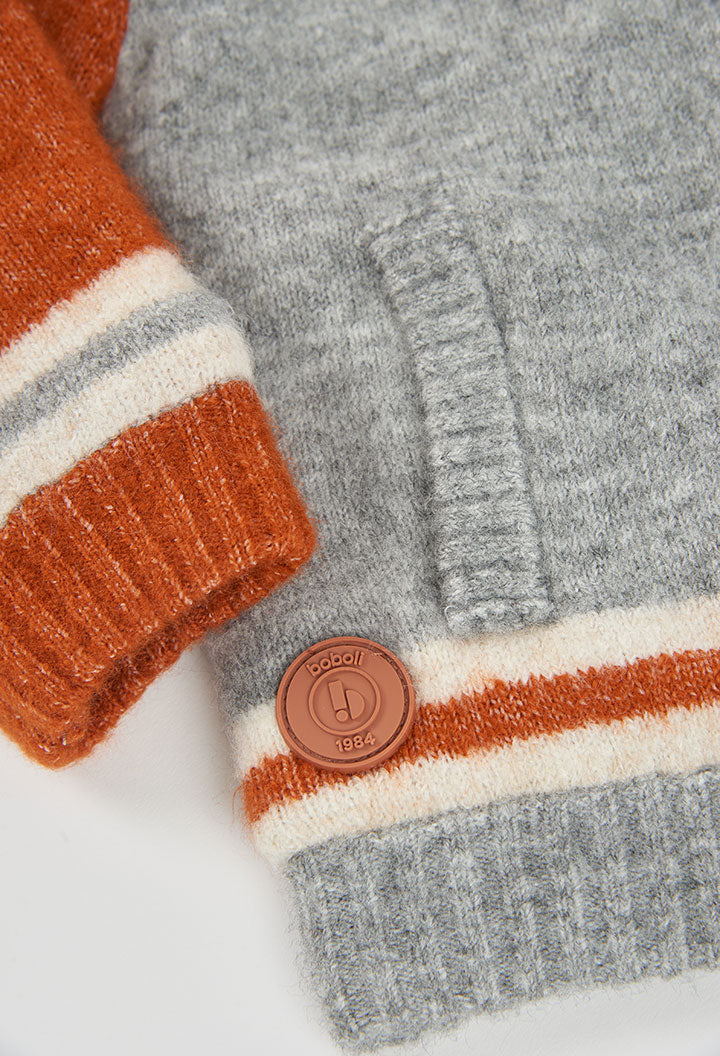 Chaqueta tricotosa con capucha de niño