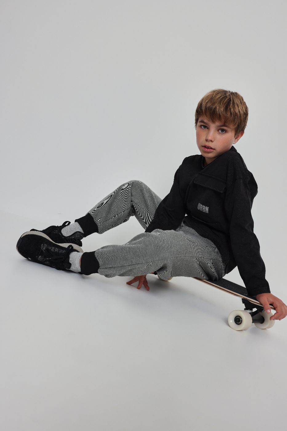 Camiseta bolsillos delanteros tipo cargo niño