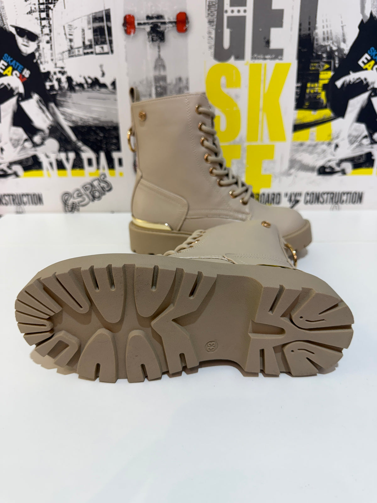 Bota militar beige detalle dorados