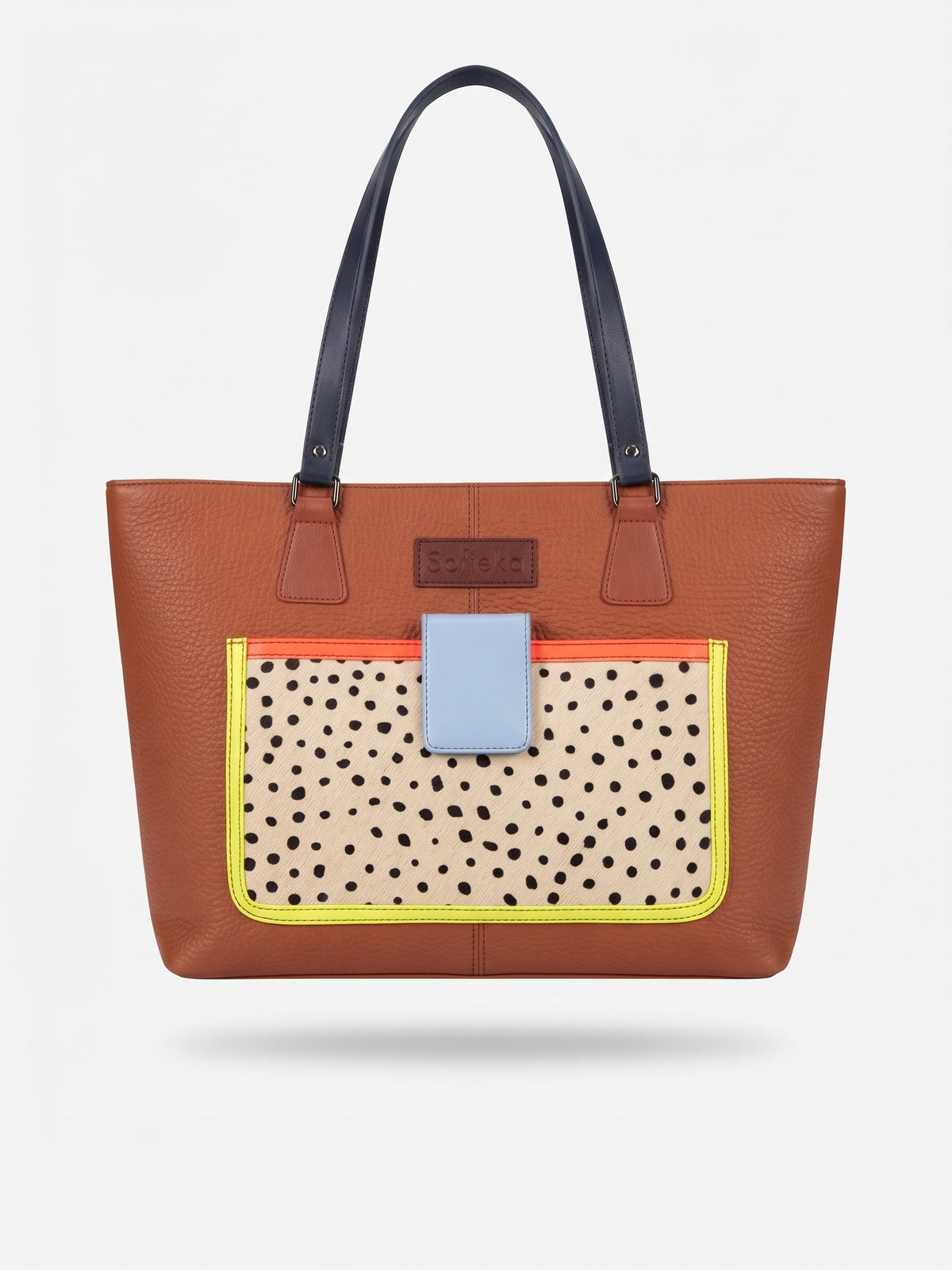 Bolso bandolera de piel  marrón con bolsillo animal print frontal.