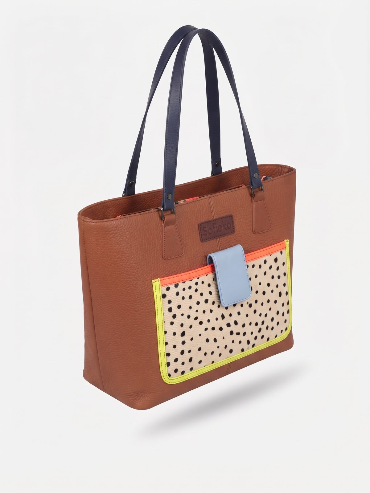 Bolso bandolera de piel  marrón con bolsillo animal print frontal.