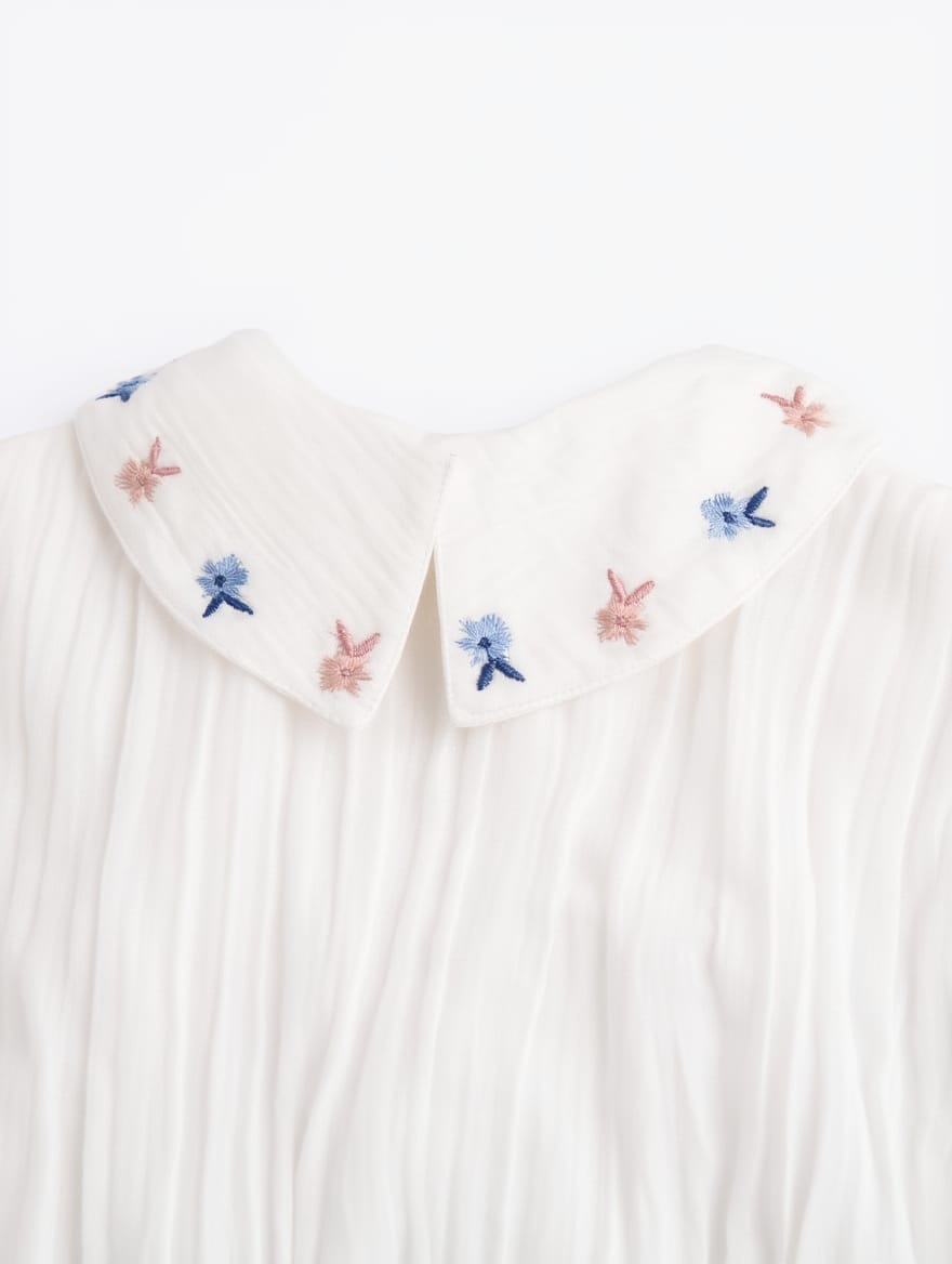 Blusa blanca con cuello bordado
