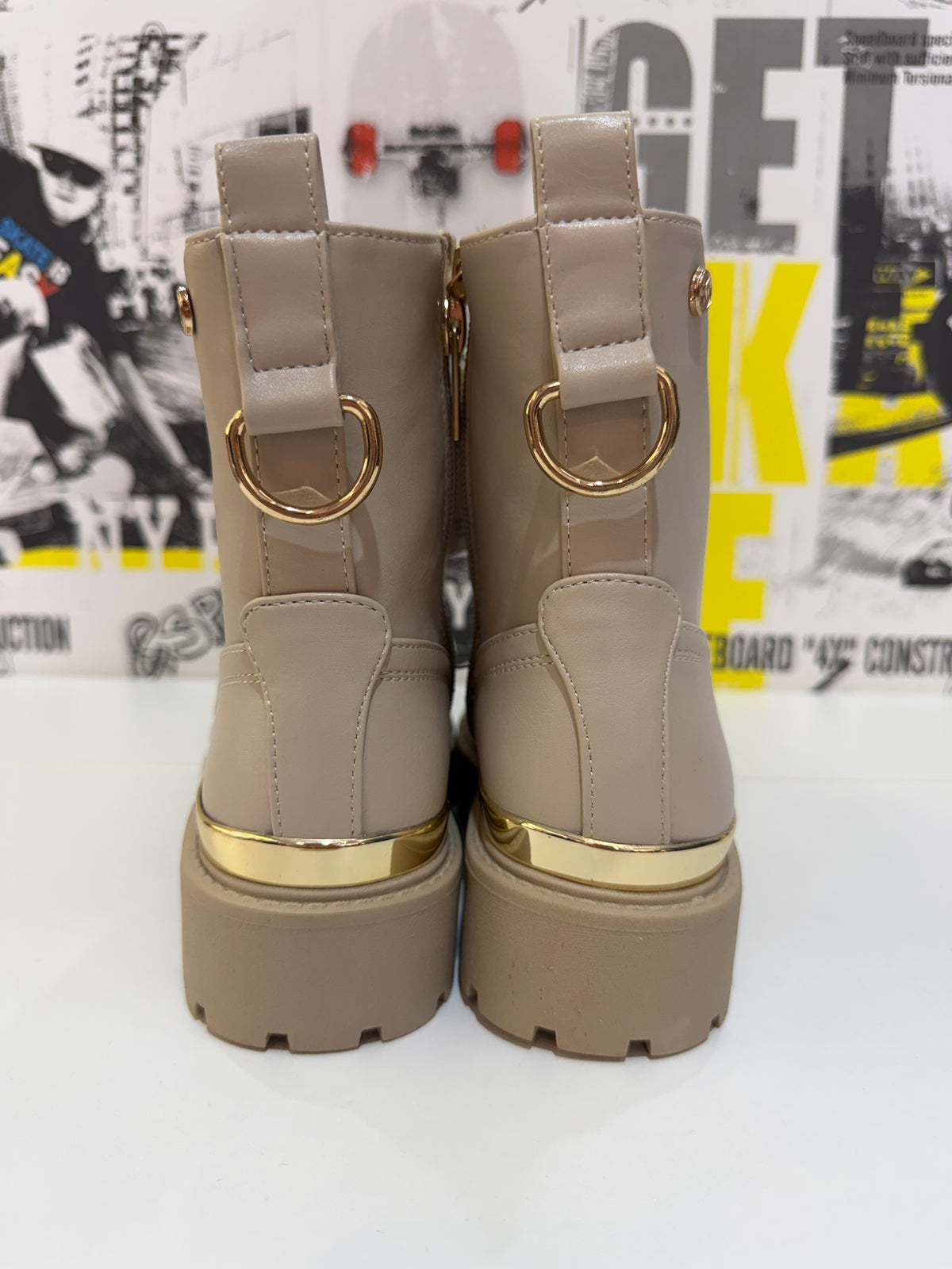 Bota militar beige detalle dorados
