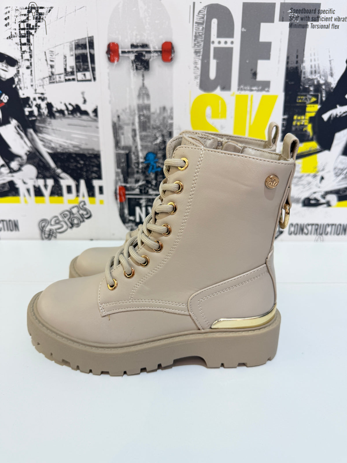Bota militar beige detalle dorados