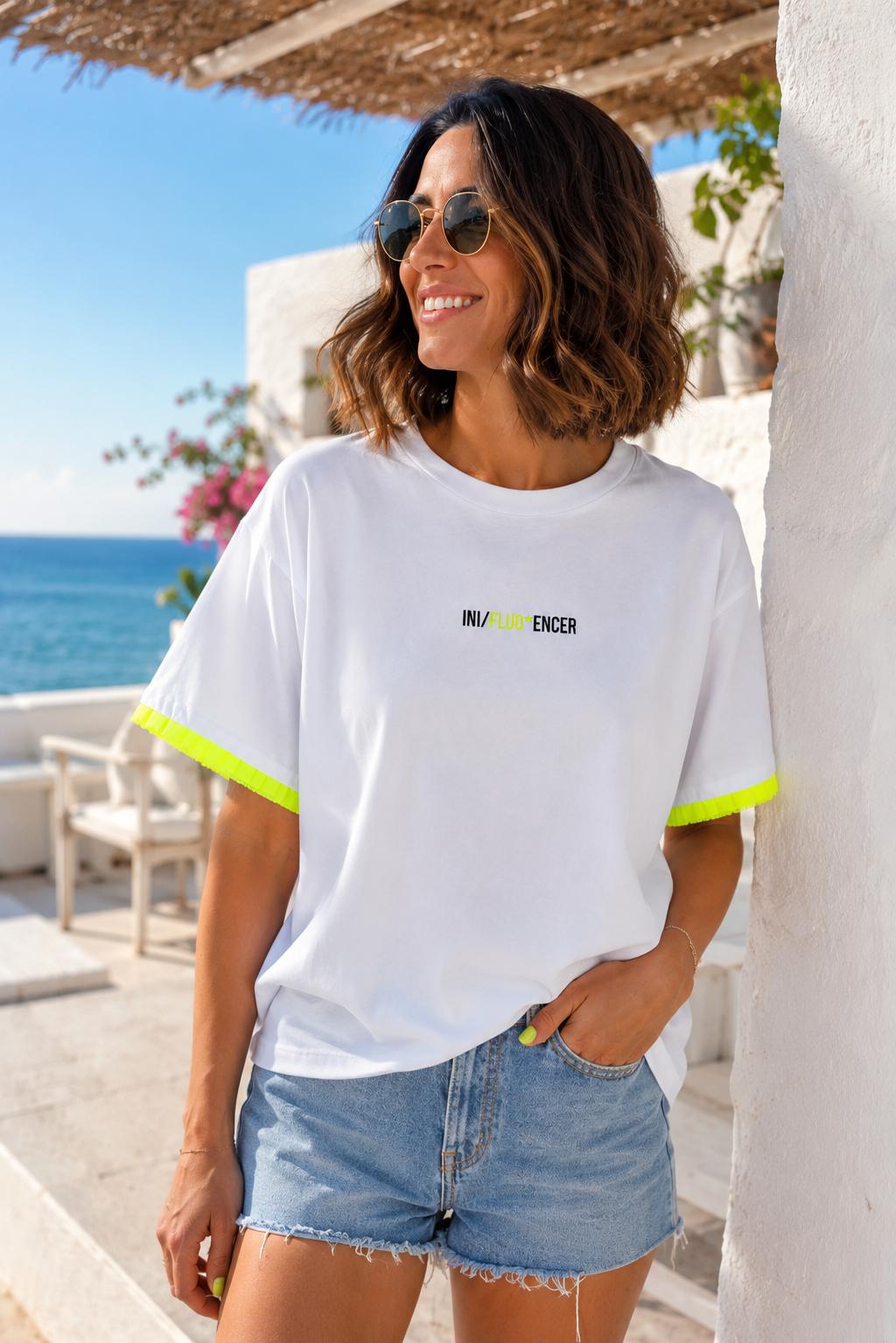 Camiseta Influoencer con ribete en la manga en color fluor