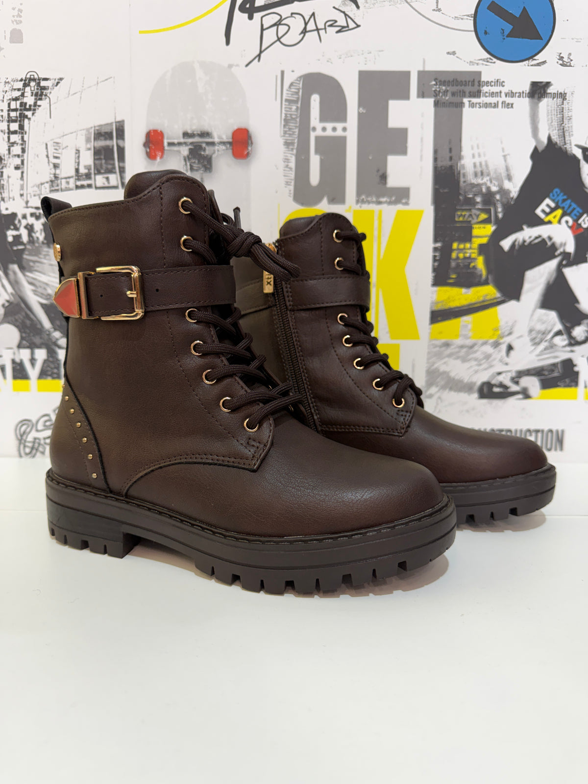 Bota militar hebilla dorada