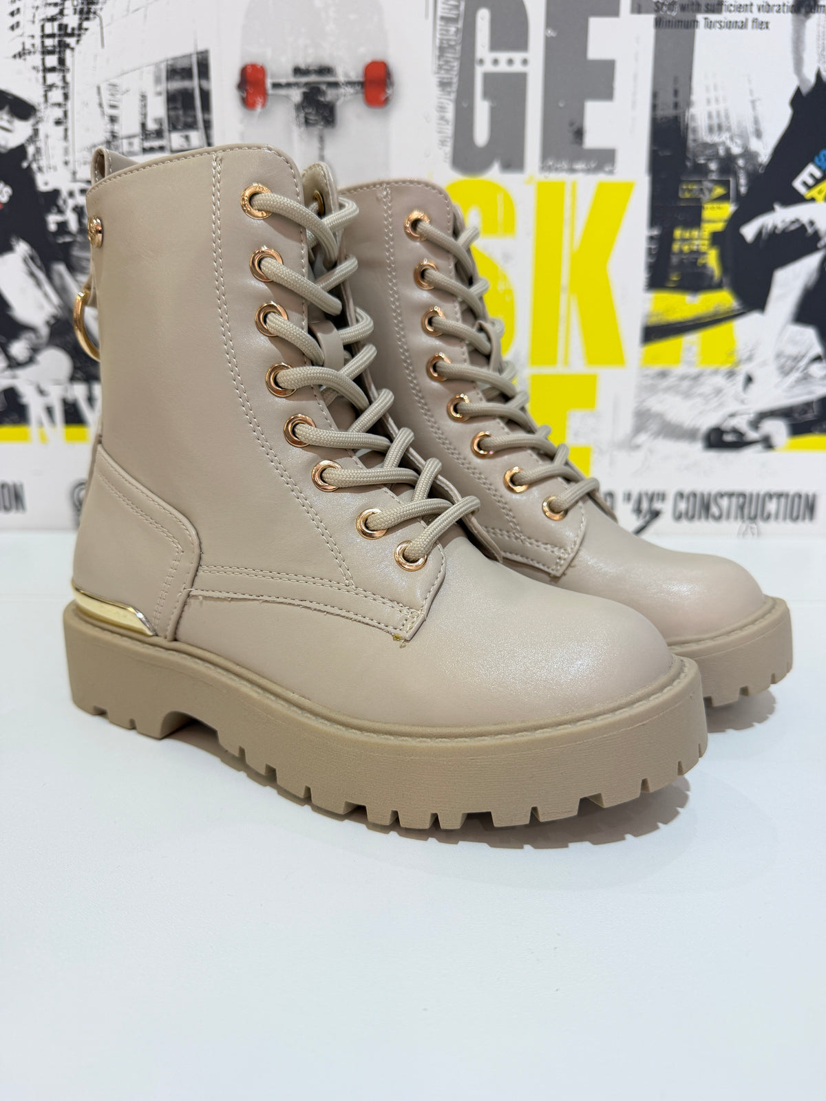 Bota militar beige detalle dorados