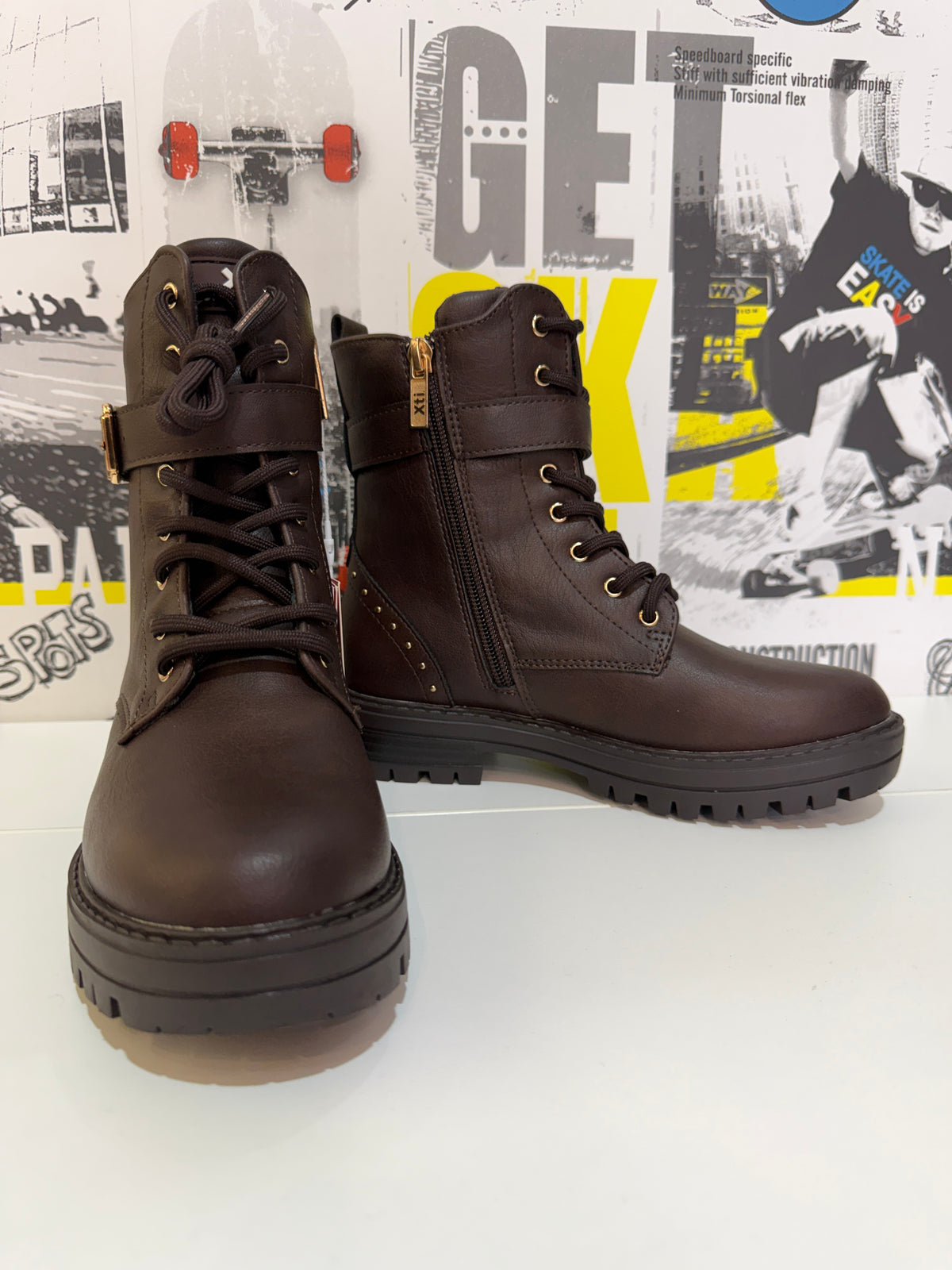 Bota militar hebilla dorada