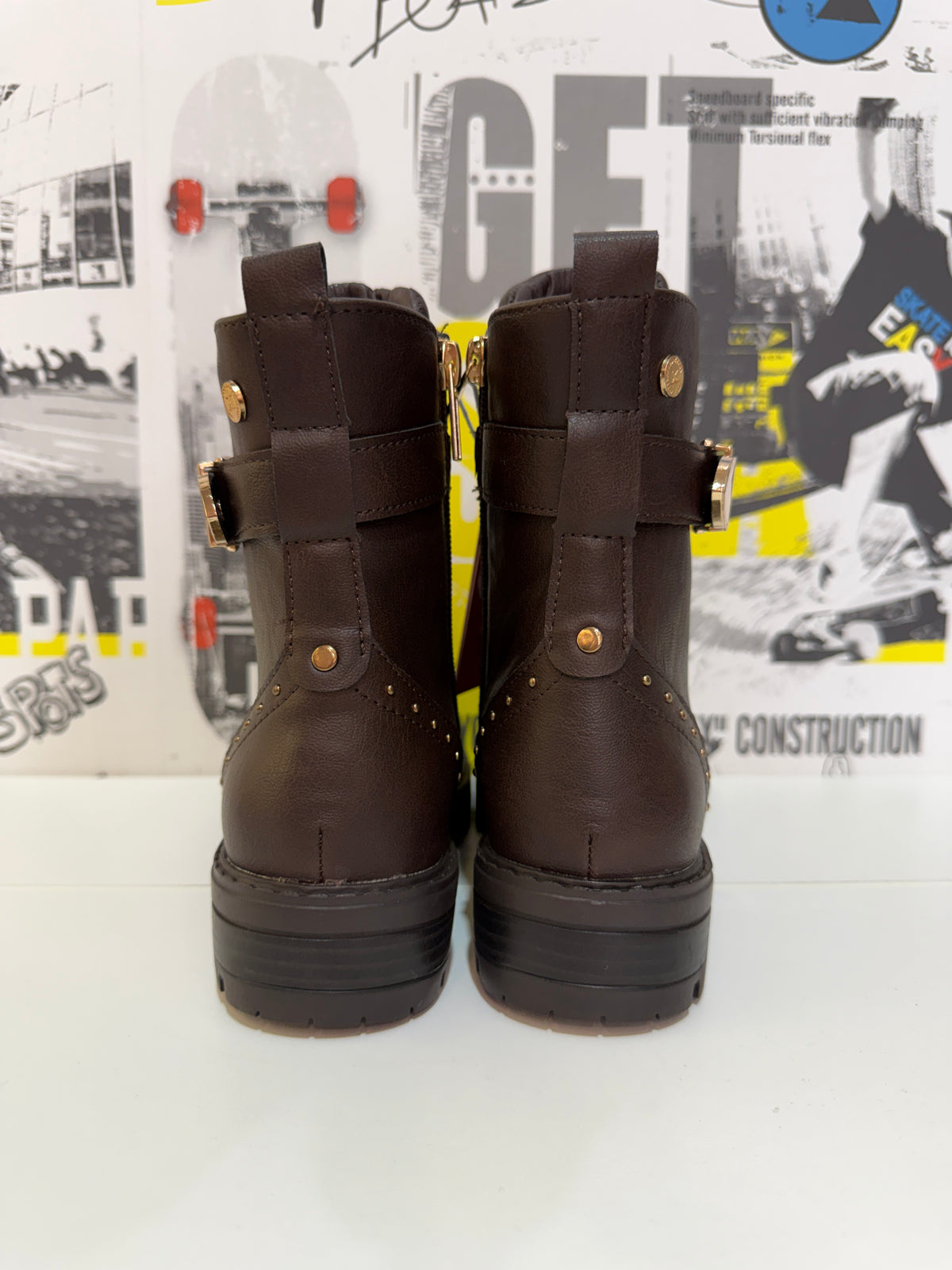 Bota militar hebilla dorada