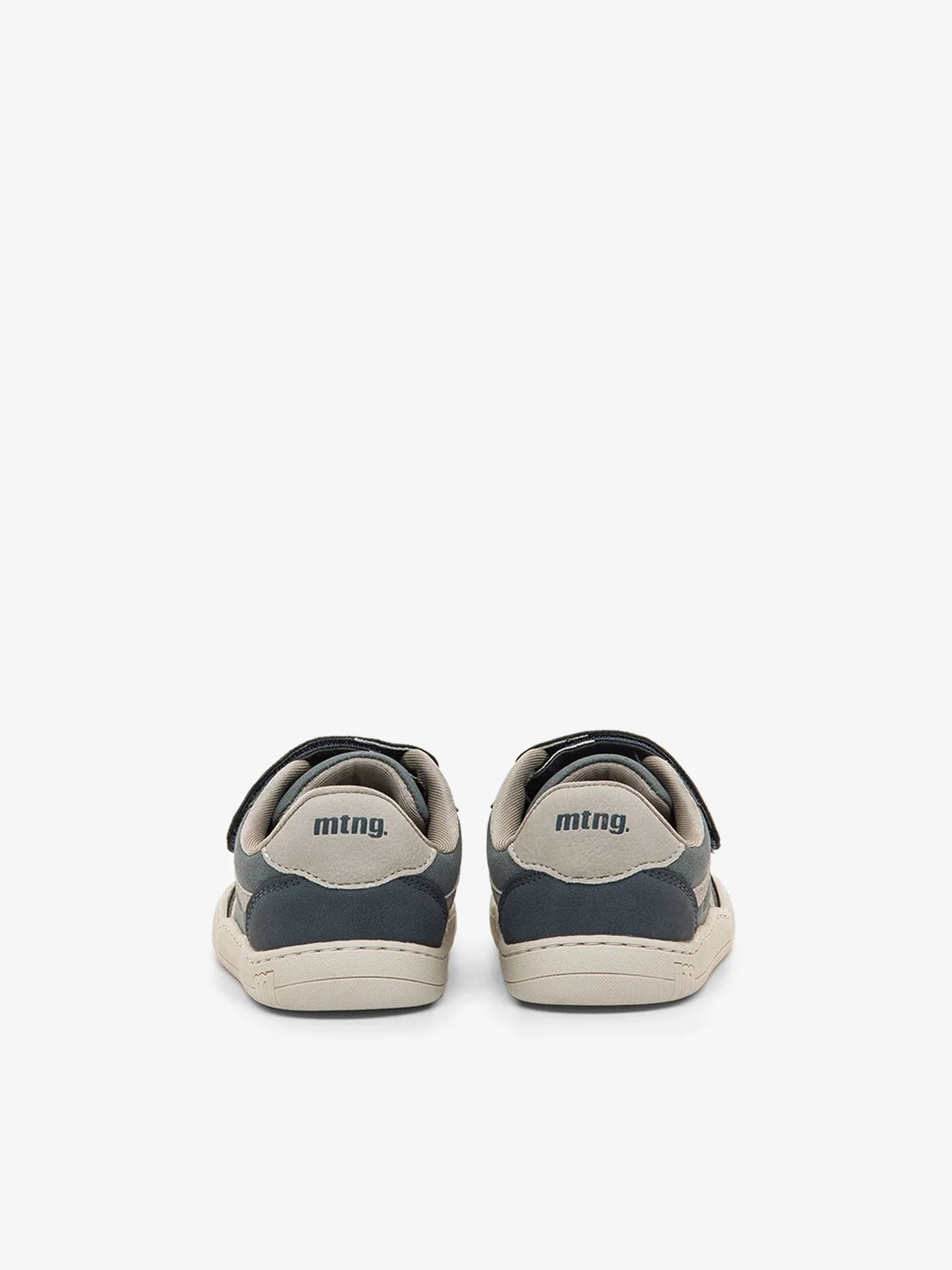 Zapatilla deportiva un velcro