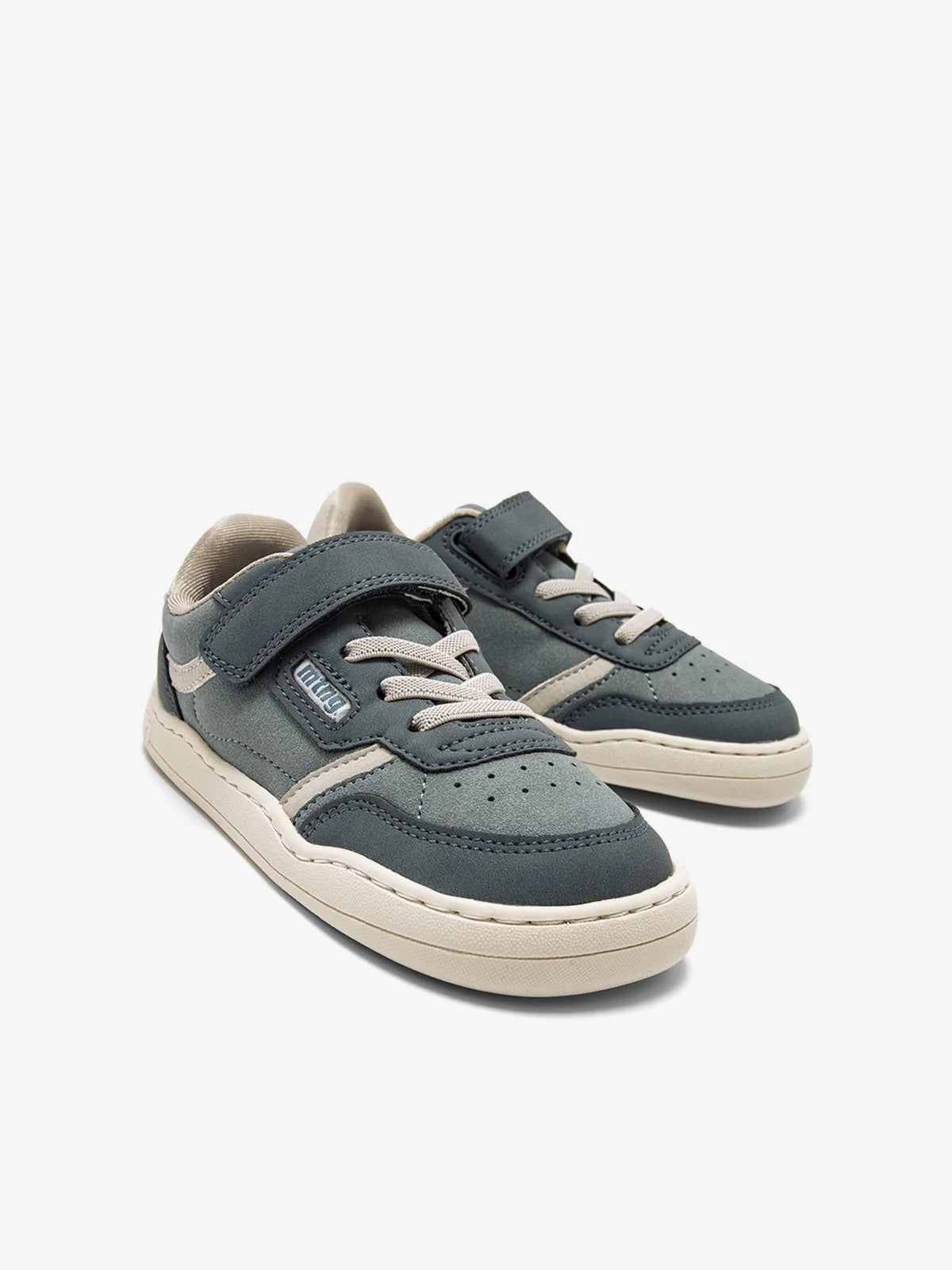 Zapatilla deportiva un velcro