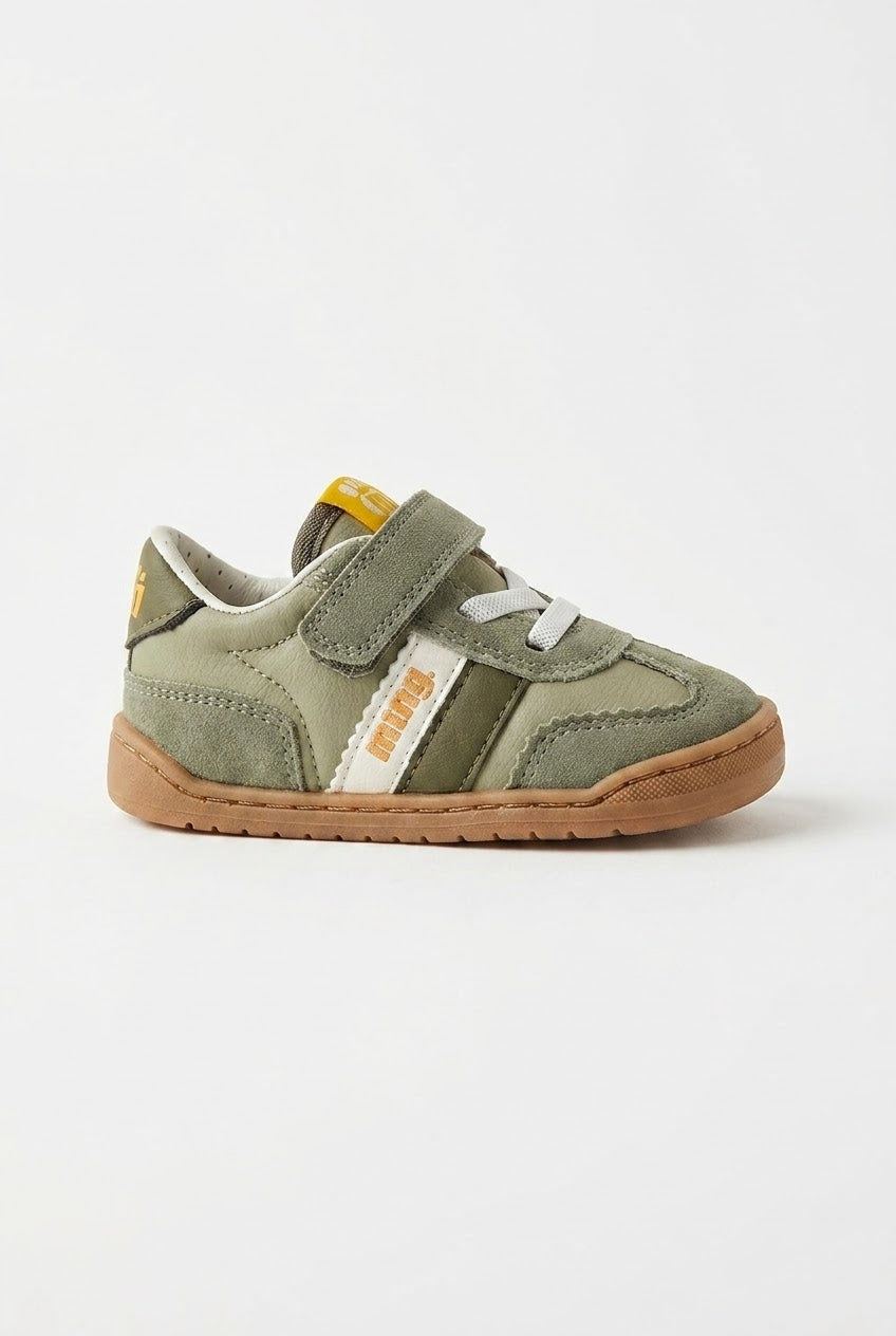 Zapatilla deportiva un velcro