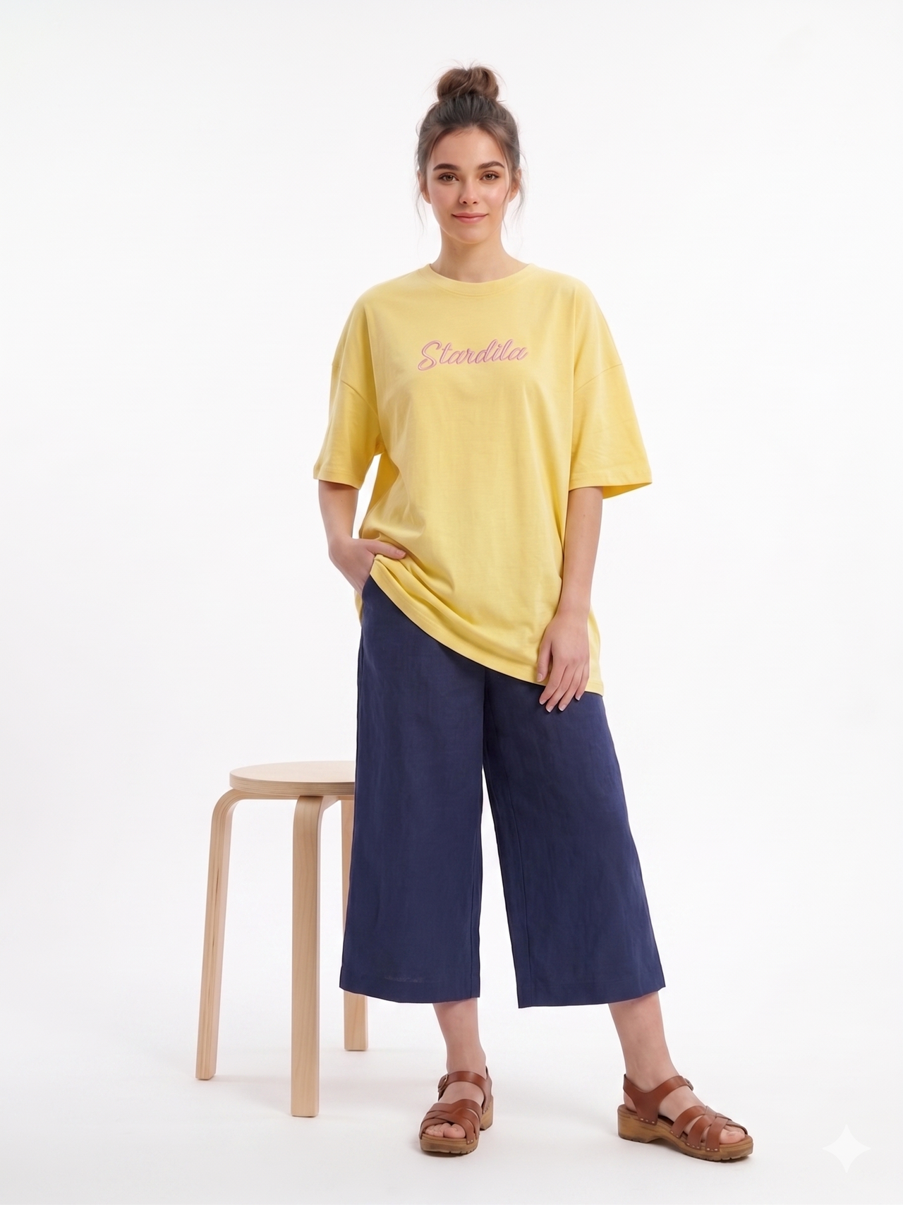 Camiseta de manga corta con bordado en violeta