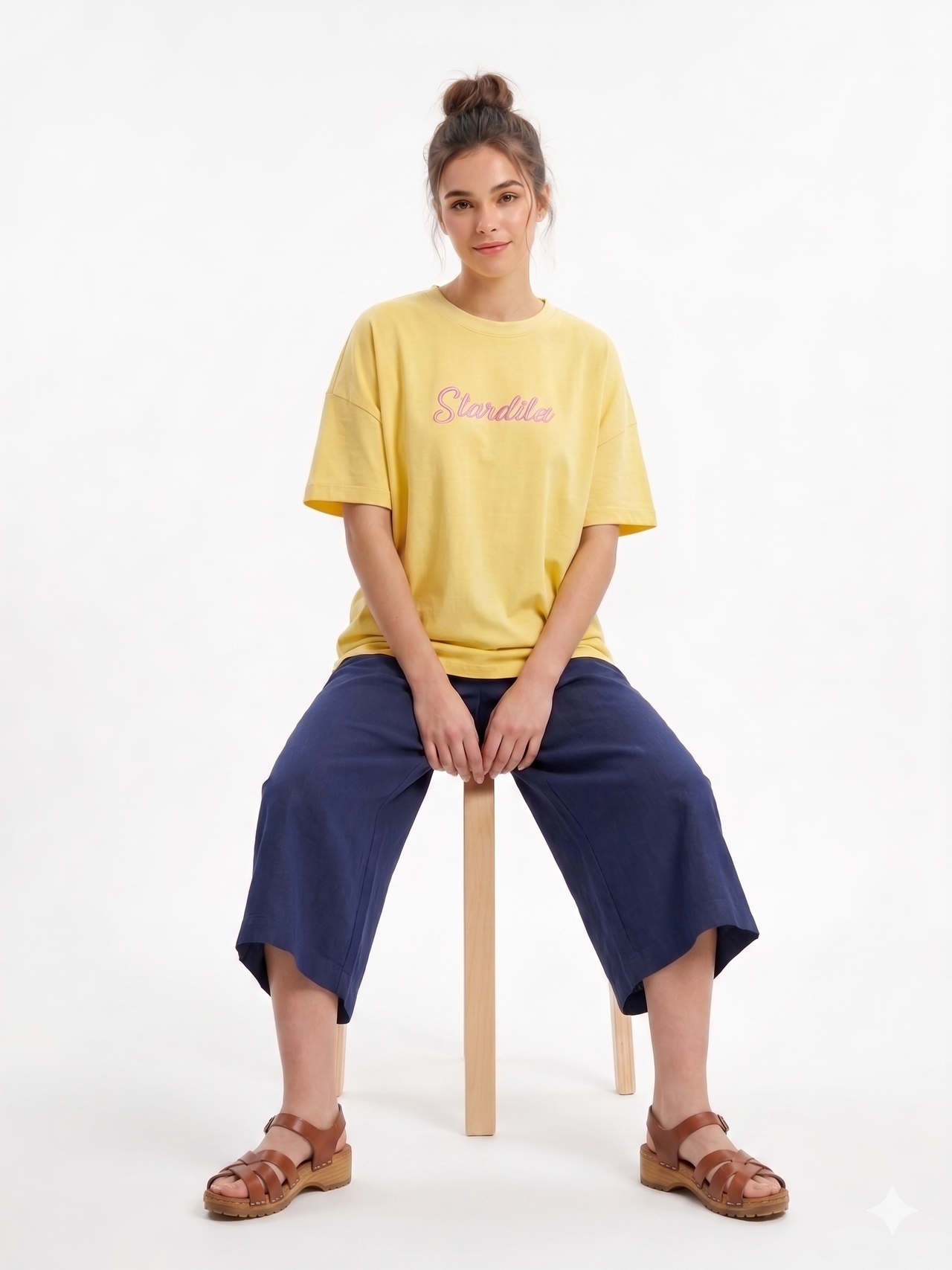 Camiseta de manga corta con bordado en violeta