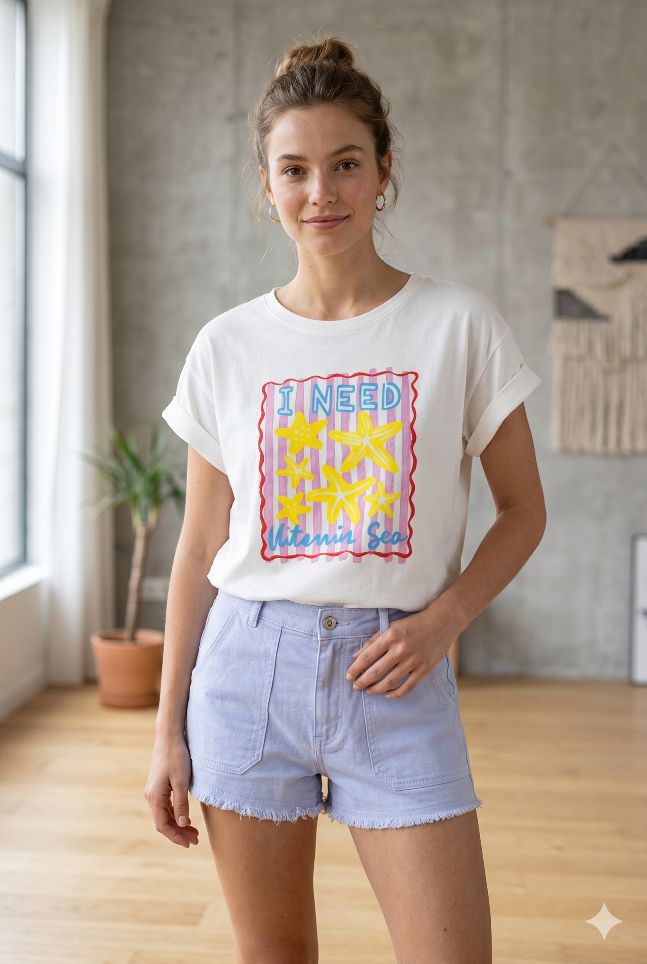 Camiseta de verano blanca con manga remangada y gráfico de playa chica.