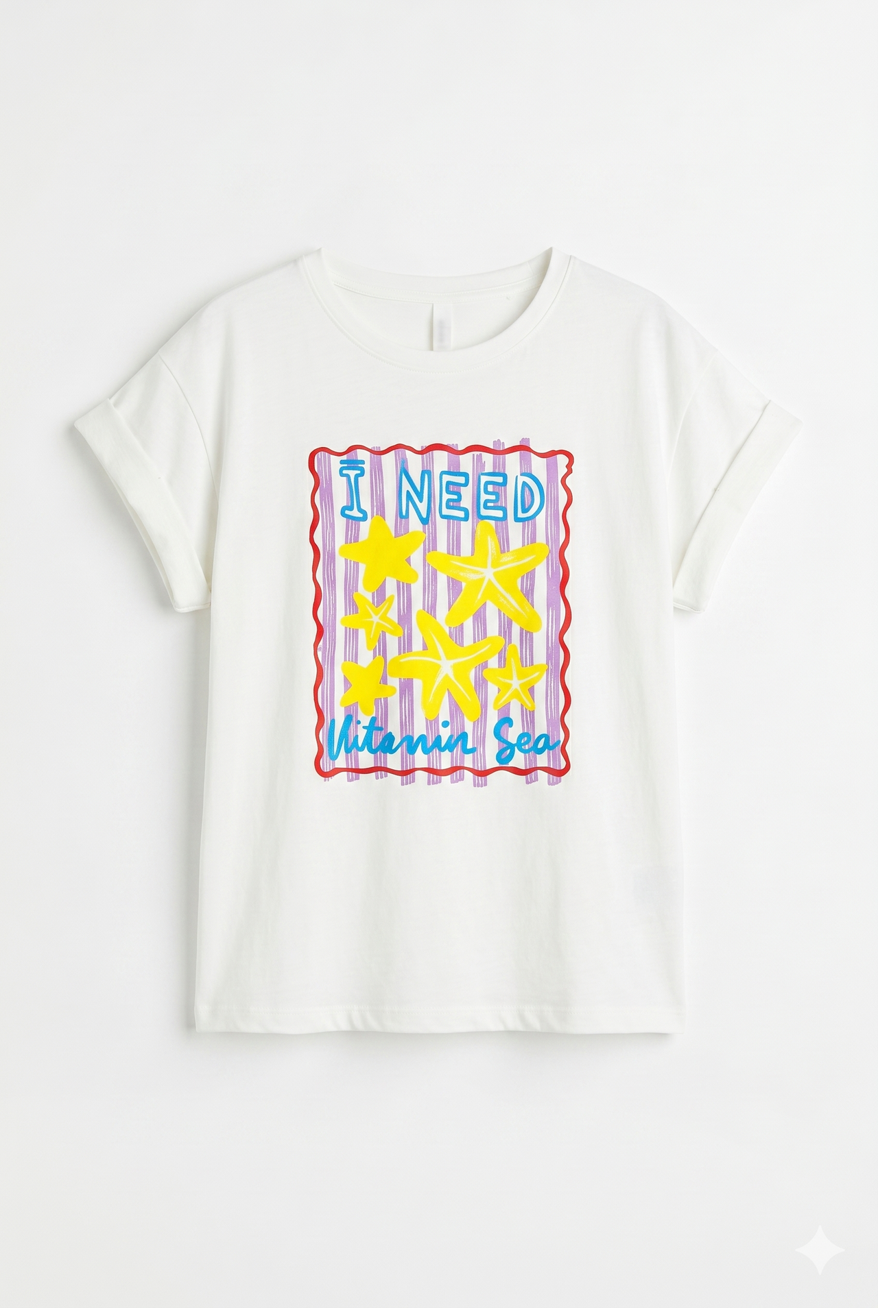 Camiseta de verano blanca con manga remangada y gráfico de playa chica.
