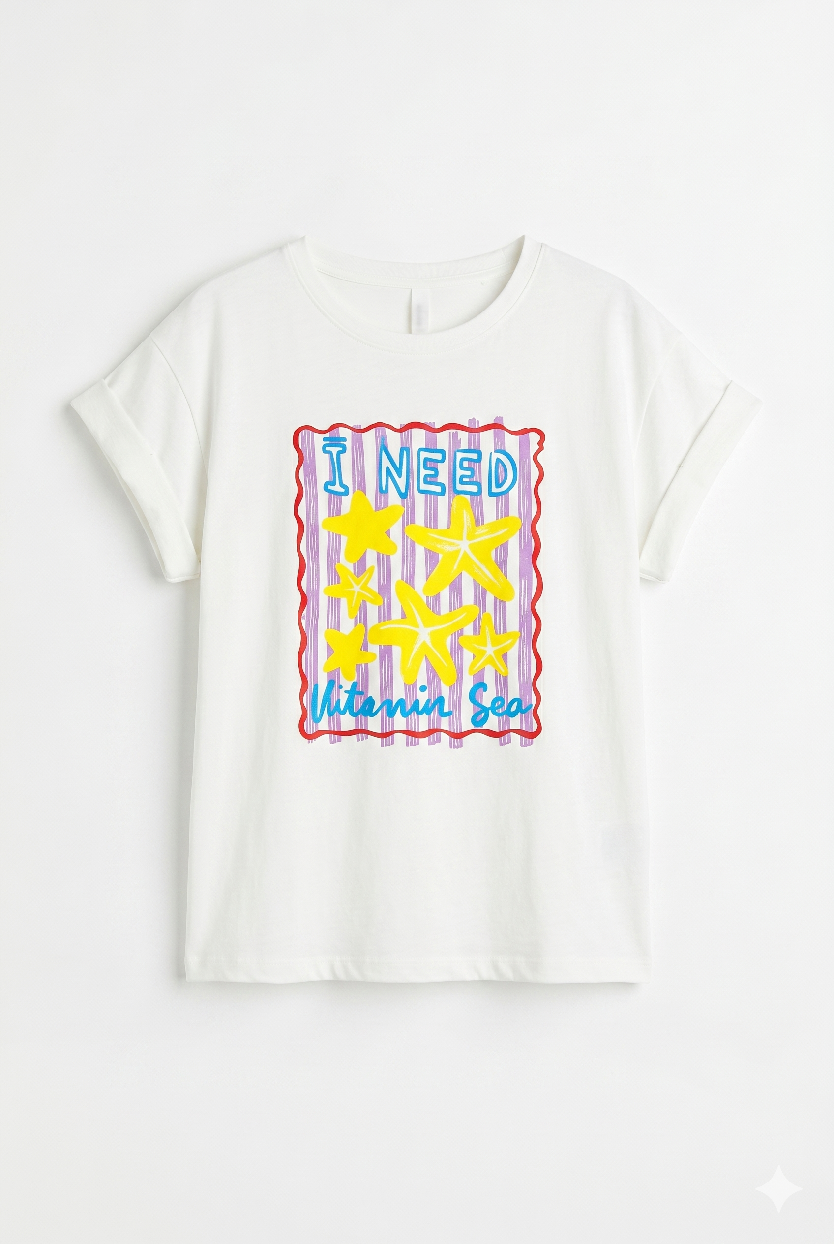 Camiseta de verano blanca con manga remangada y gráfico de playa chica.