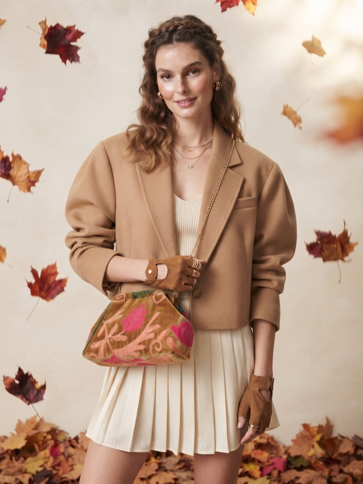 Bolso de terciopelo marrón con bordados de colores
