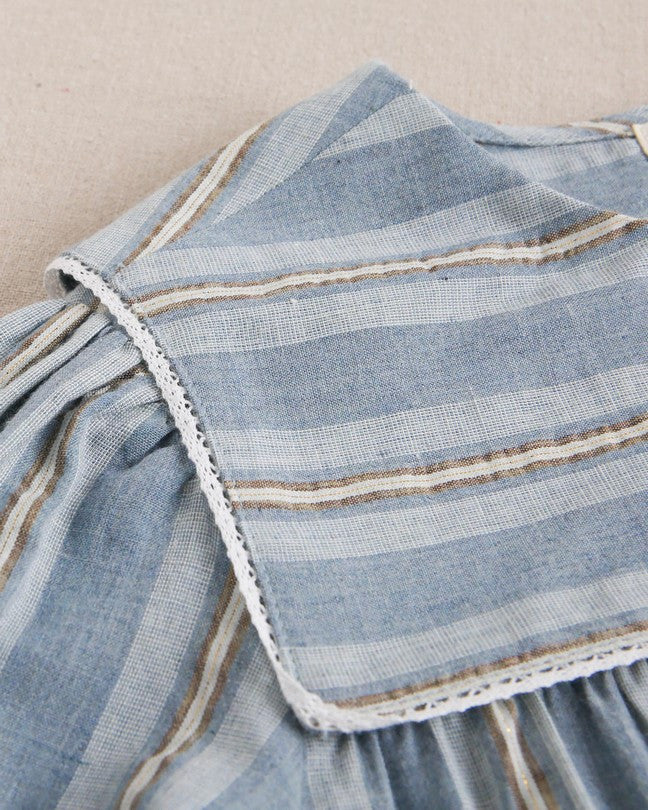 Blusa De Niña De Rayas Azules Y Doradas Con Cuello Cuadrado