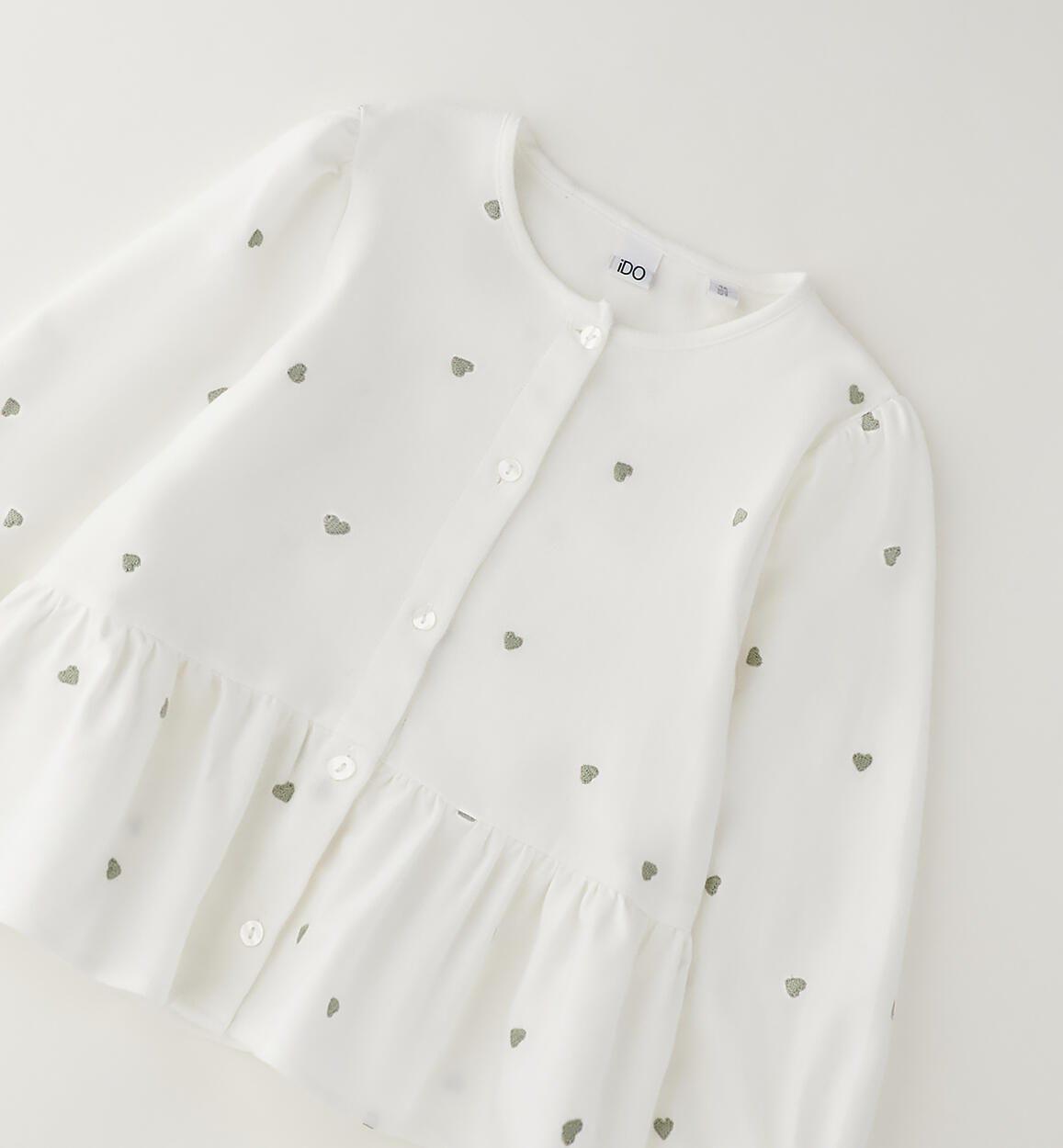 Camisa manga larga detalle corazones bordados