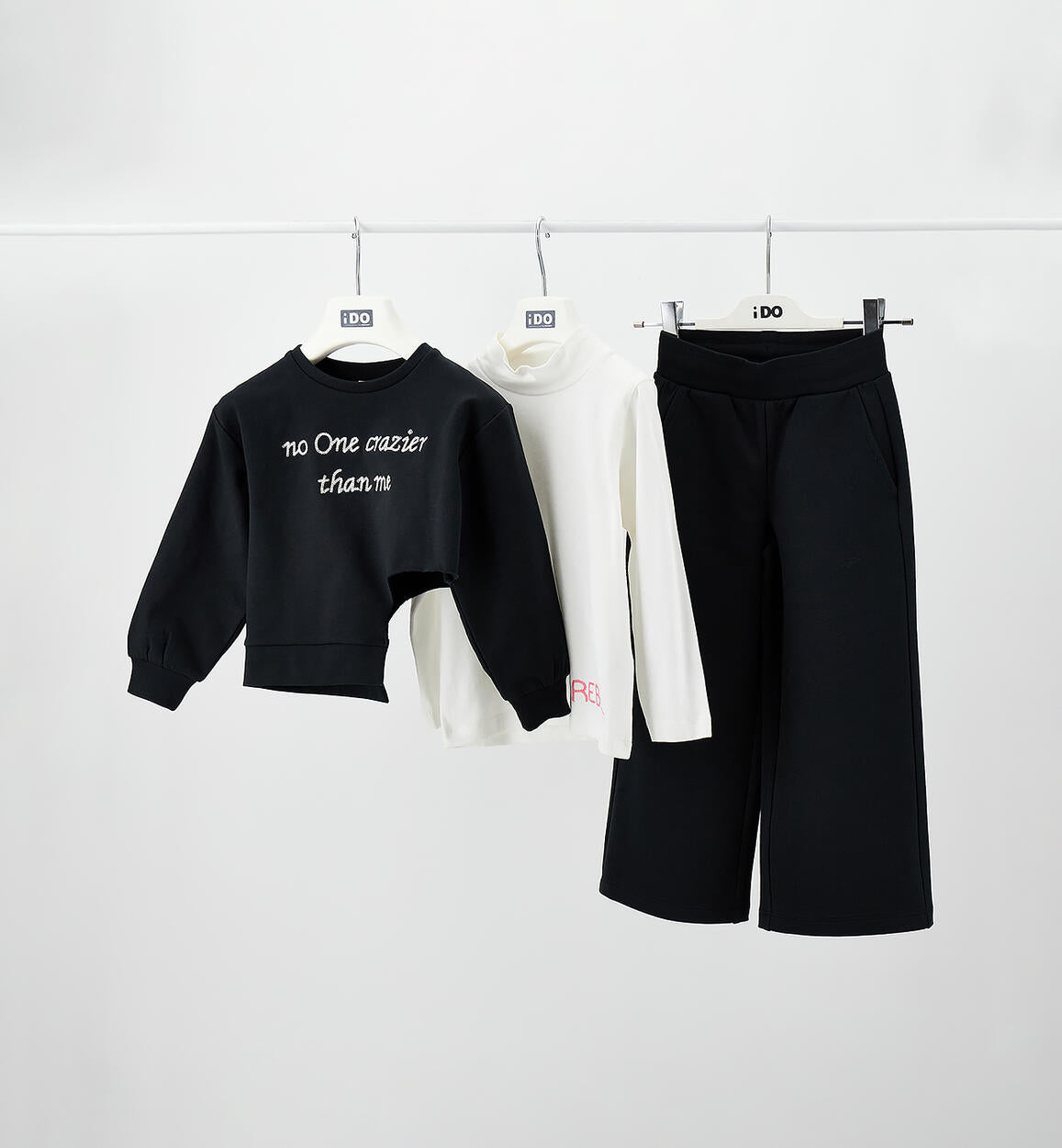 Conjunto tres piezas sudadera camiseta y pantalón wide leg