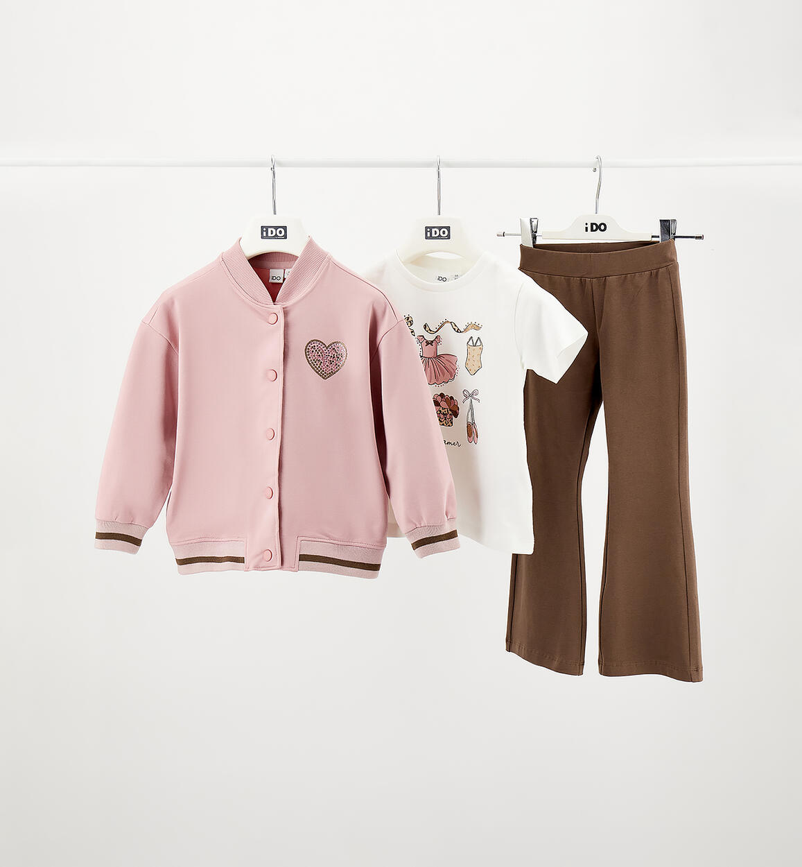Conjunto tres piezas sudadera camiseta y pantalón
