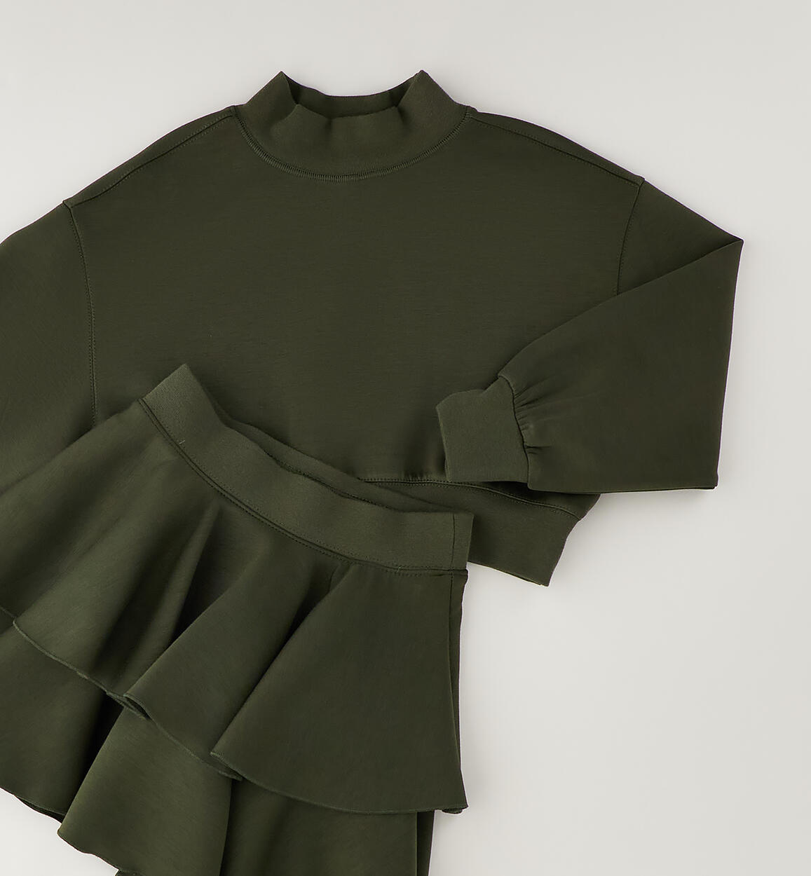 Conjunto sudadera manga larga y falda volantes