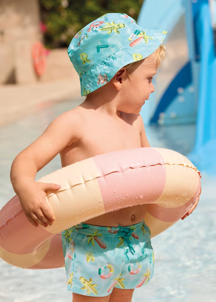 Conjunto de baño con gorro.