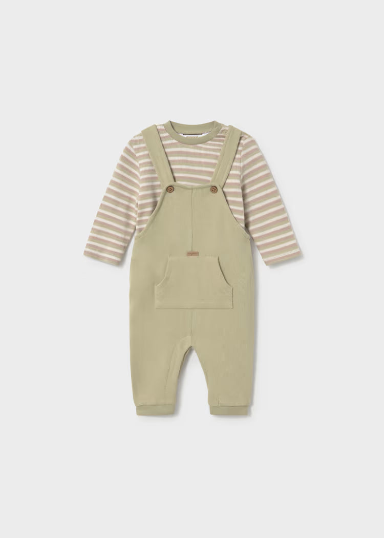 Conjunto peto con camiseta bebé niño.