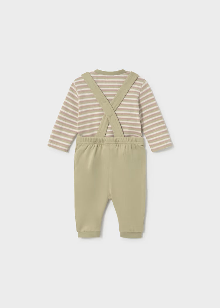 Conjunto peto con camiseta bebé niño.
