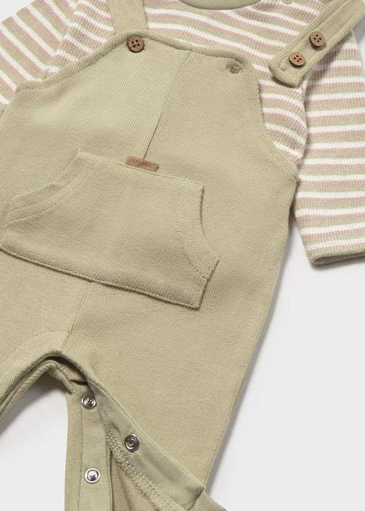 Conjunto peto con camiseta bebé niño.