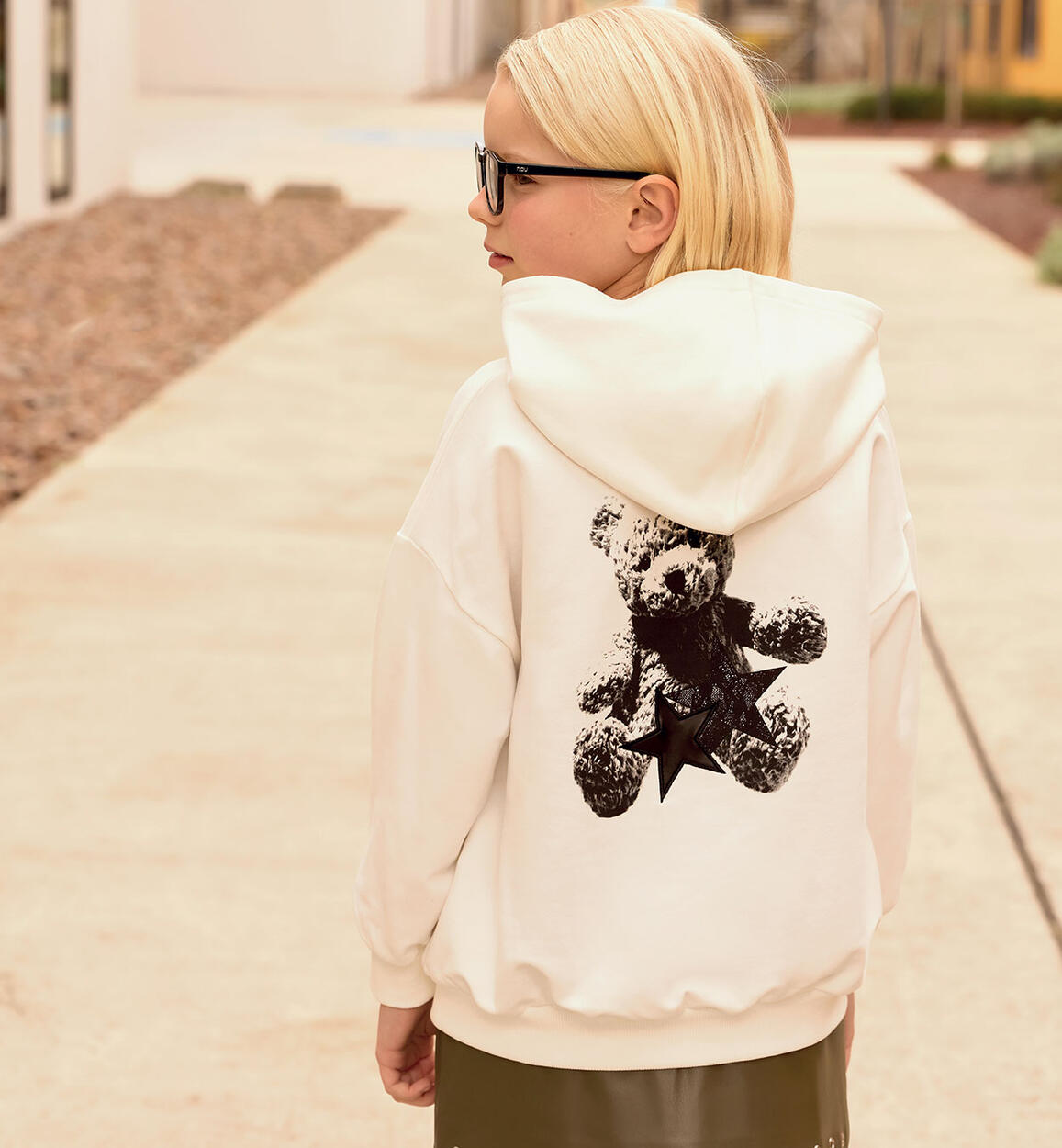 Sudadera capucha estampado trasero